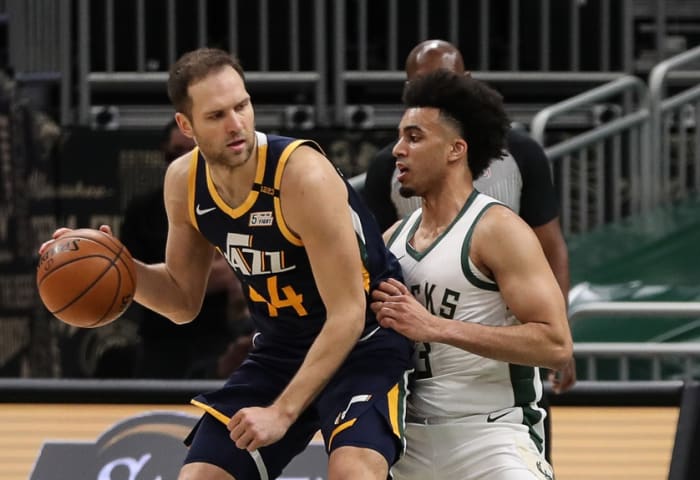 Bojan Bogdanovic (44) backs down Jordan Nwora (13) 